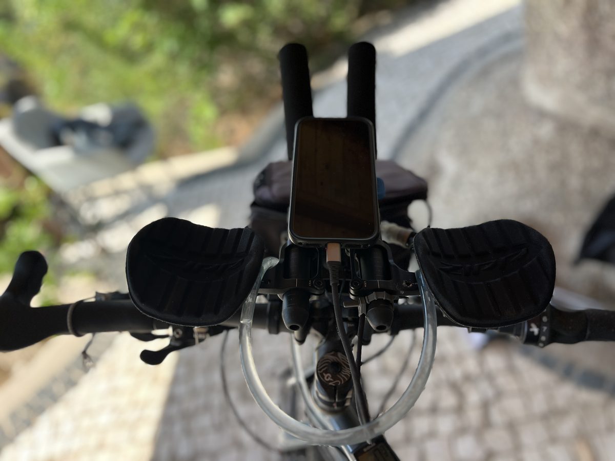 Aerobar-Auflieger mit Armpads und Extensions am Flatbar, mittig das Handy in der Halterung