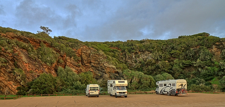 Parkplatz am Rio Mira in Vila Nova de Milfontes