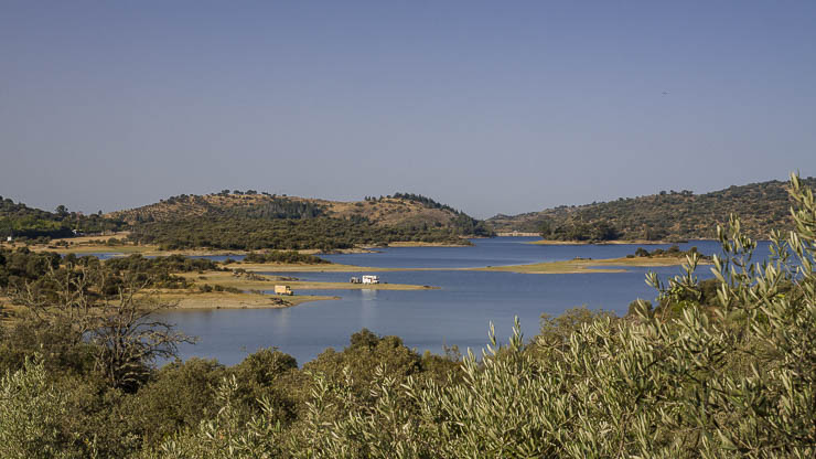 Stausee in Portugal mit Wohnmobilen