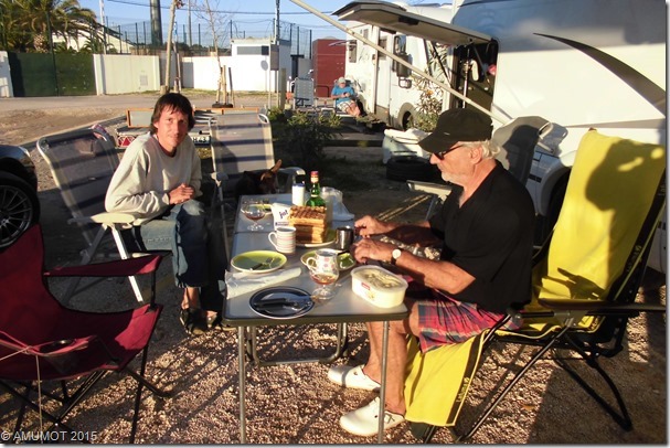 kaffee und waffeln im noveber draußen