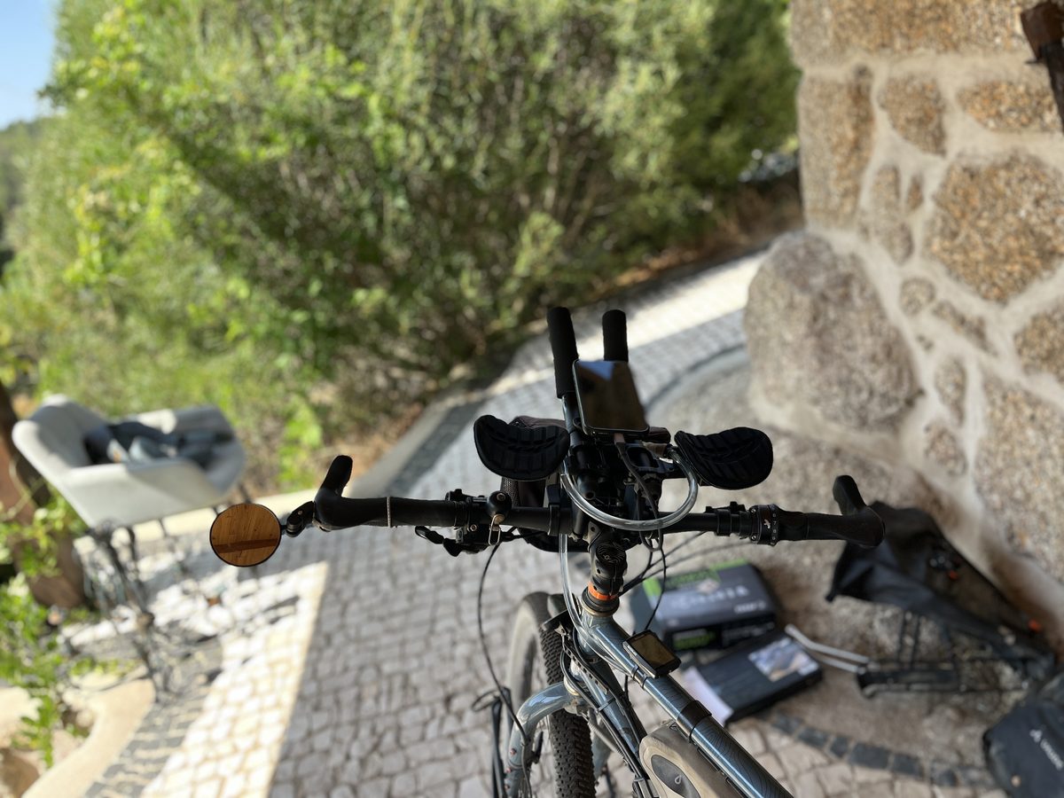 Cockpit von oben: Flatbar mit Aerobar-Auflieger, Lenkerendspiegel und Trinkschlauch