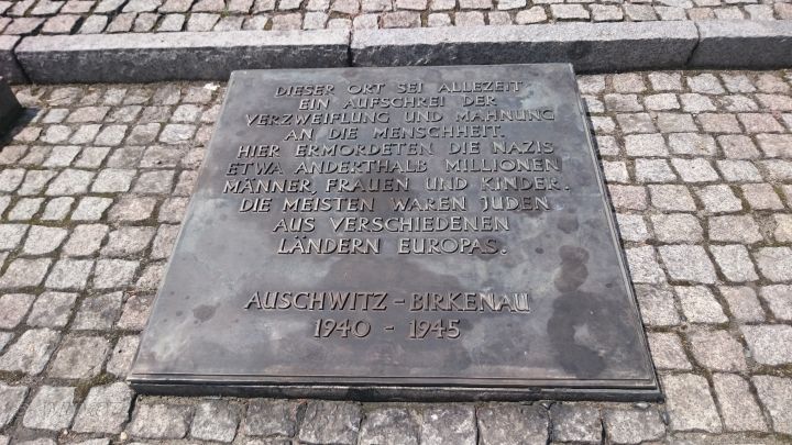 Gedenkstein in Birkenau