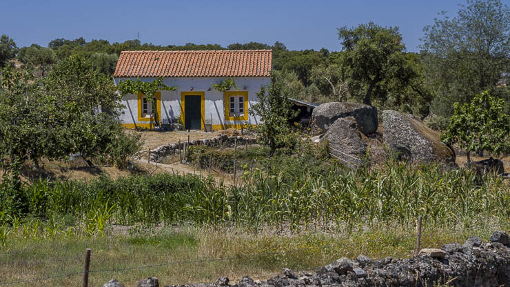 Haus mit Felsen in Portugal