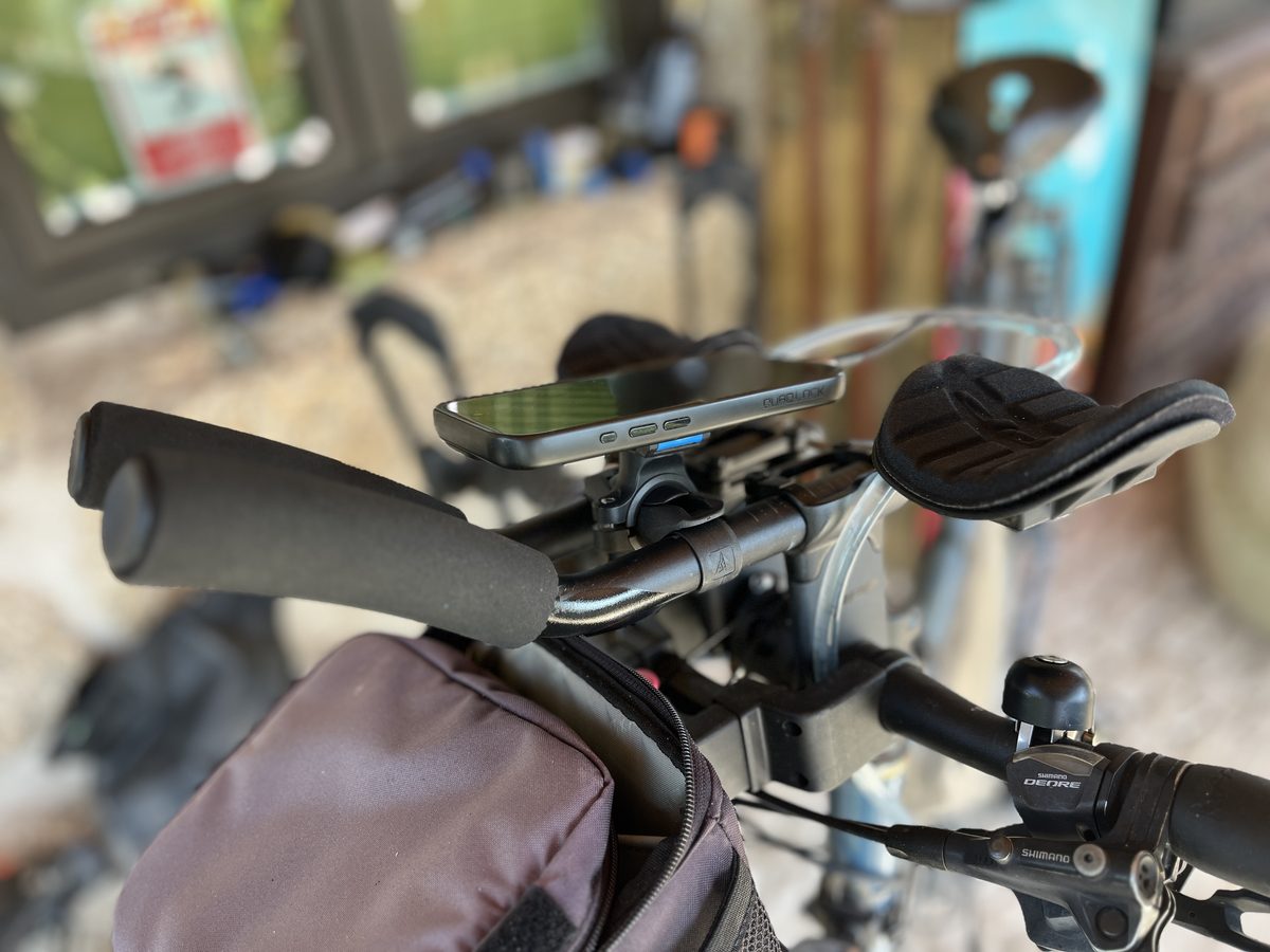 Lenkertasche auf der Klickfix-Halterung unterhalb des Aerobar-Aufliegers, daneben Shimano-Deore-Bremsgriff und Klingel