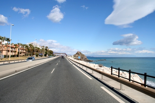 autobahn direkt am Meer in Spanien