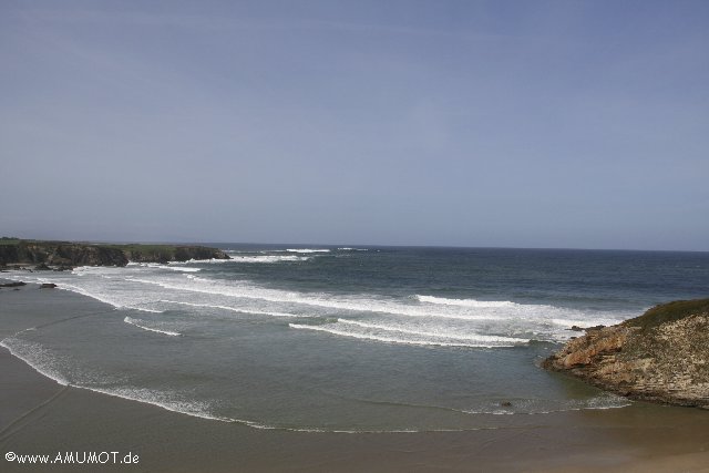 snadstrand und wilde wellen in asturien