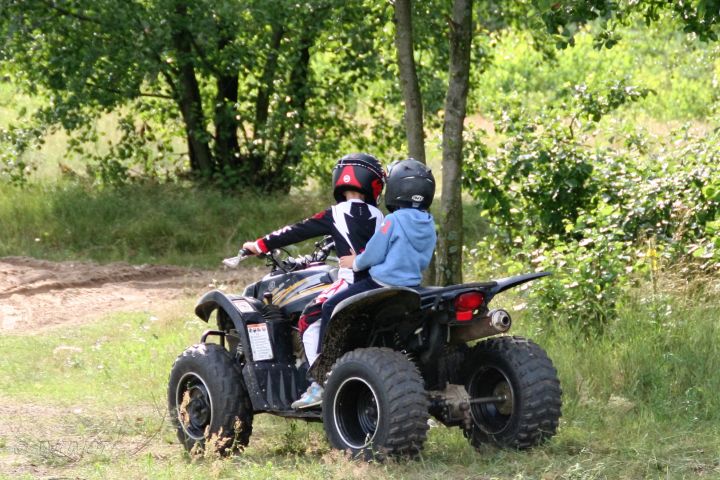 Selbst Kinder fahren hier mit dem Quad in polen