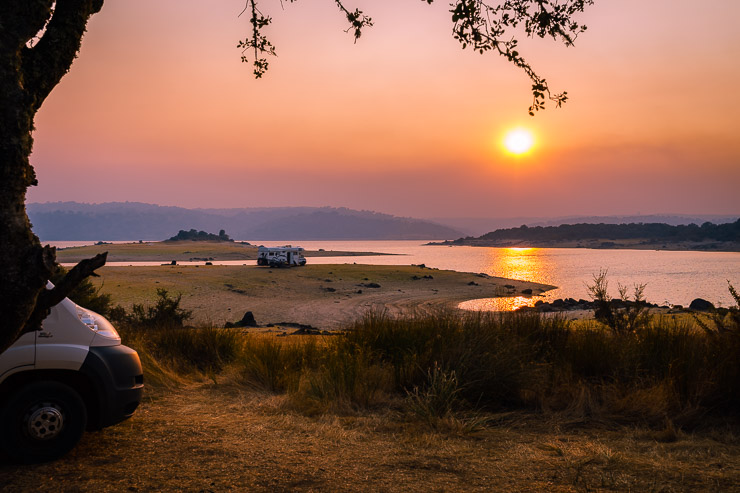 Rauchiger Sonnenuntergang am See