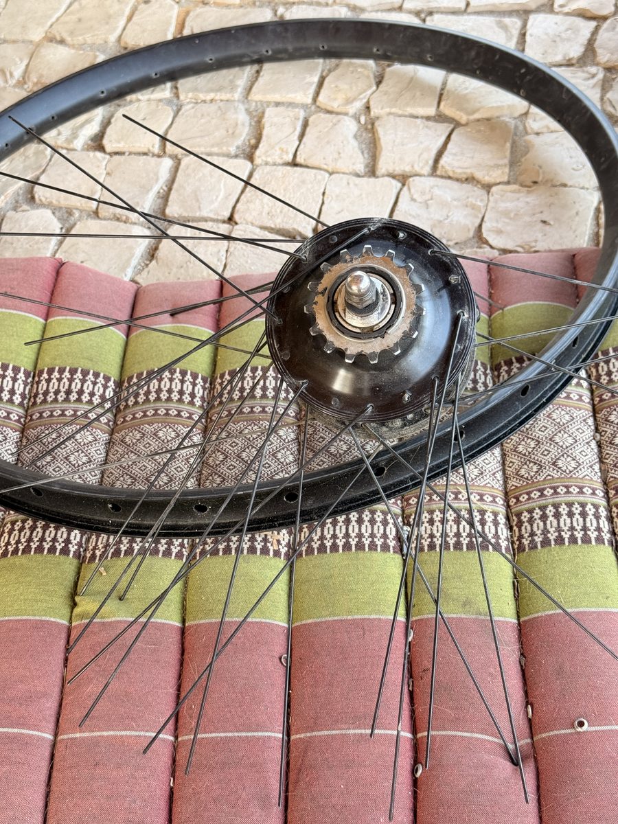 Halb eingespeichte Rohloff-Speedhub in einer schwarzen 28-Zoll-Felge, die Speichen stehen noch lose ab