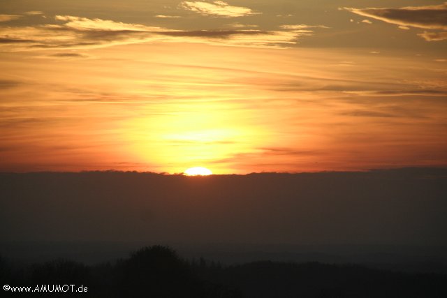 frankreich sonnenuntergang auf der landstrasse