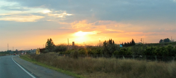 Spanische Autobahn mit Sonnenuntergang