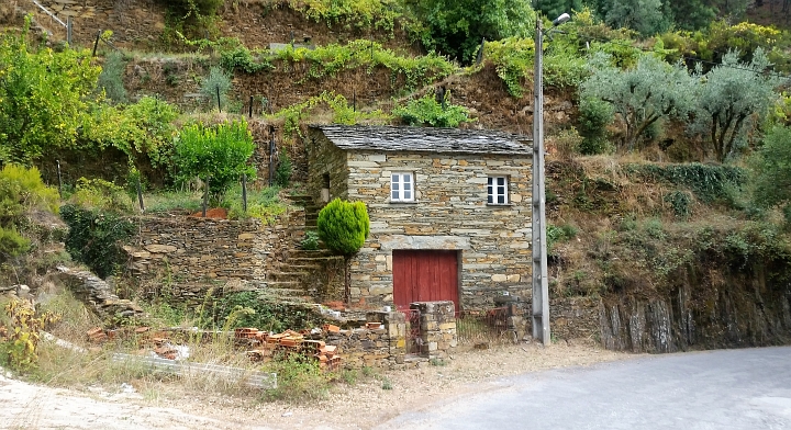 Schönes Steinhaus in den Hang gebaut