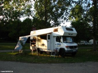 Wohnmobil beim Camping
