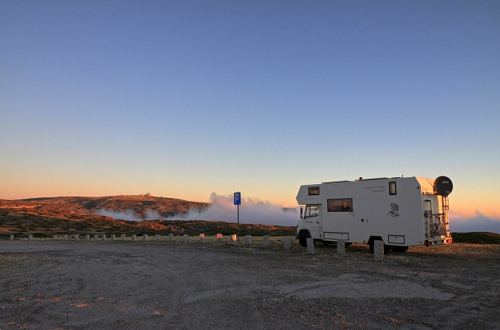 Abendstimmung mit wolken und wohnmobil serra erstrela portugal