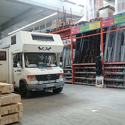 Wohnmobil mit Holzheizung im Baumarkt