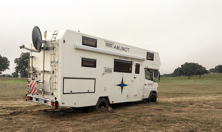 AMUMOT Truck steckt im Matsch